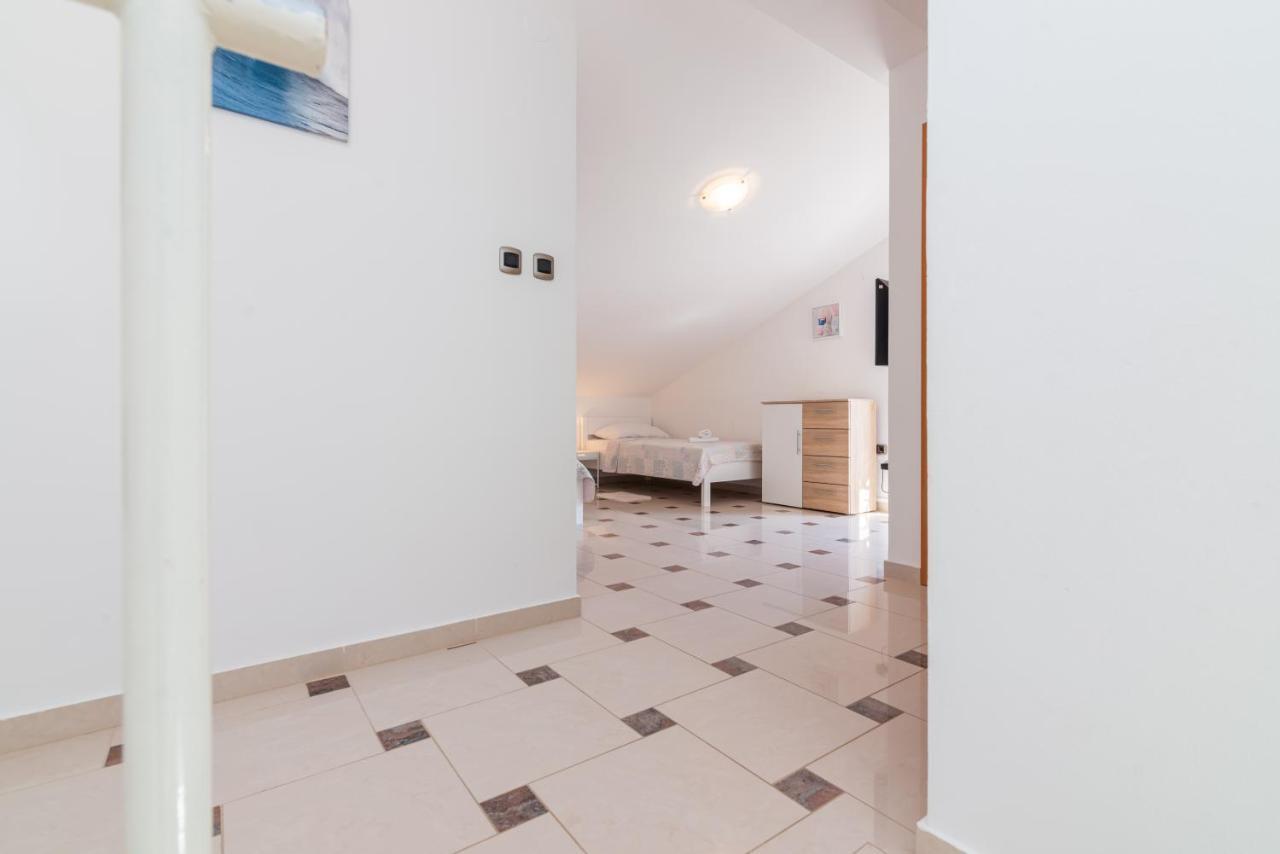 Beautiful Apartment Lovorka 6 , Baska, Krk Экстерьер фото